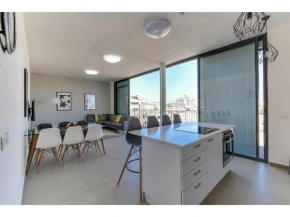 Luxury 2Bedroom brand new apt Carlton Hotel